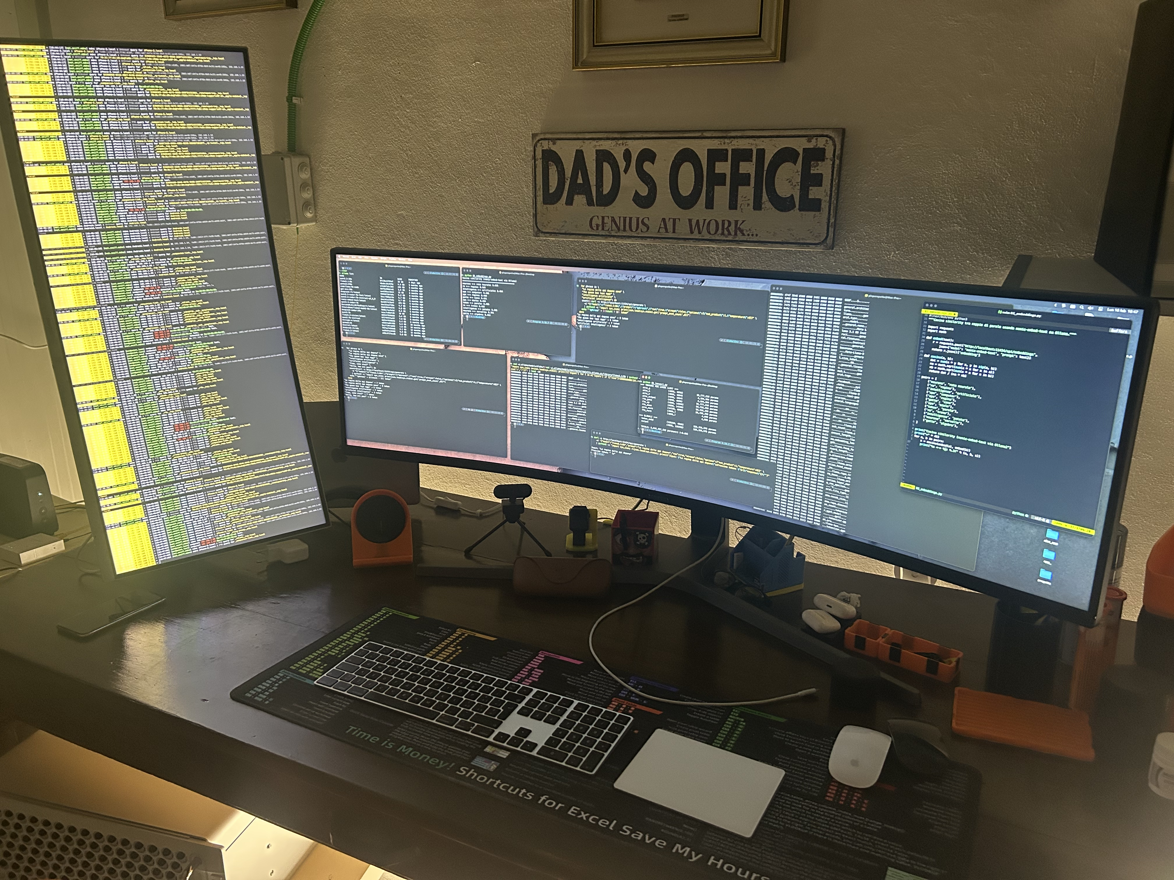 La scrivania di notte: terminale aperto, Ollama che gira, la iena dorme