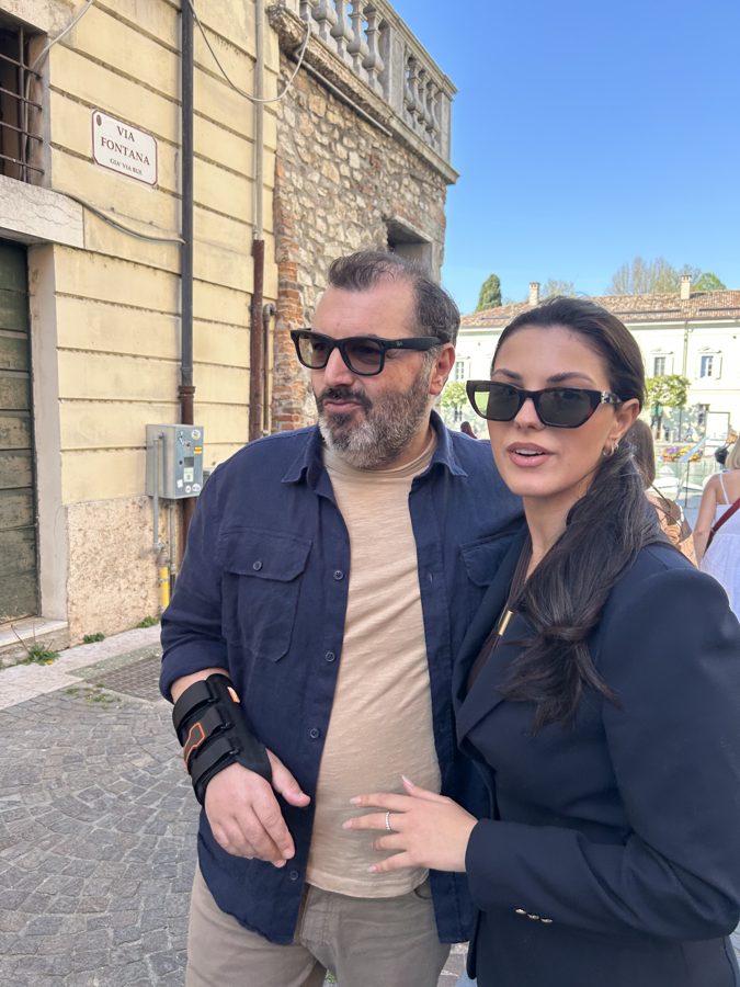 L'autore e sua figlia, il rospo del male, in una via di un paese sul lago